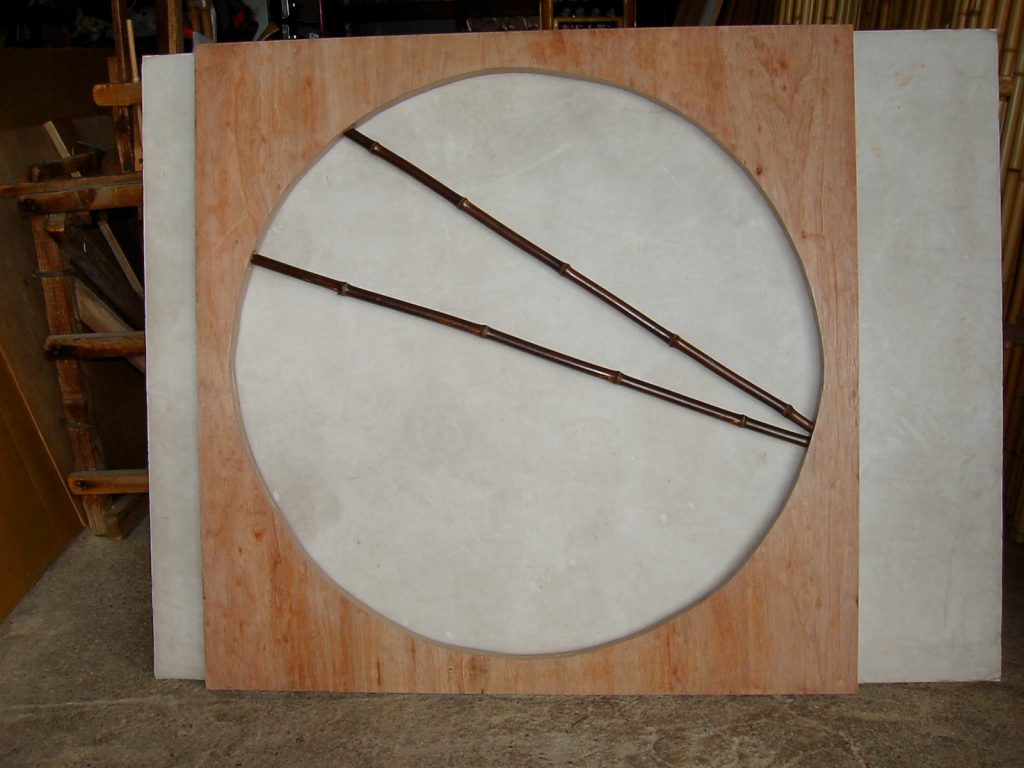 コンパネ枠黒竹丸窓